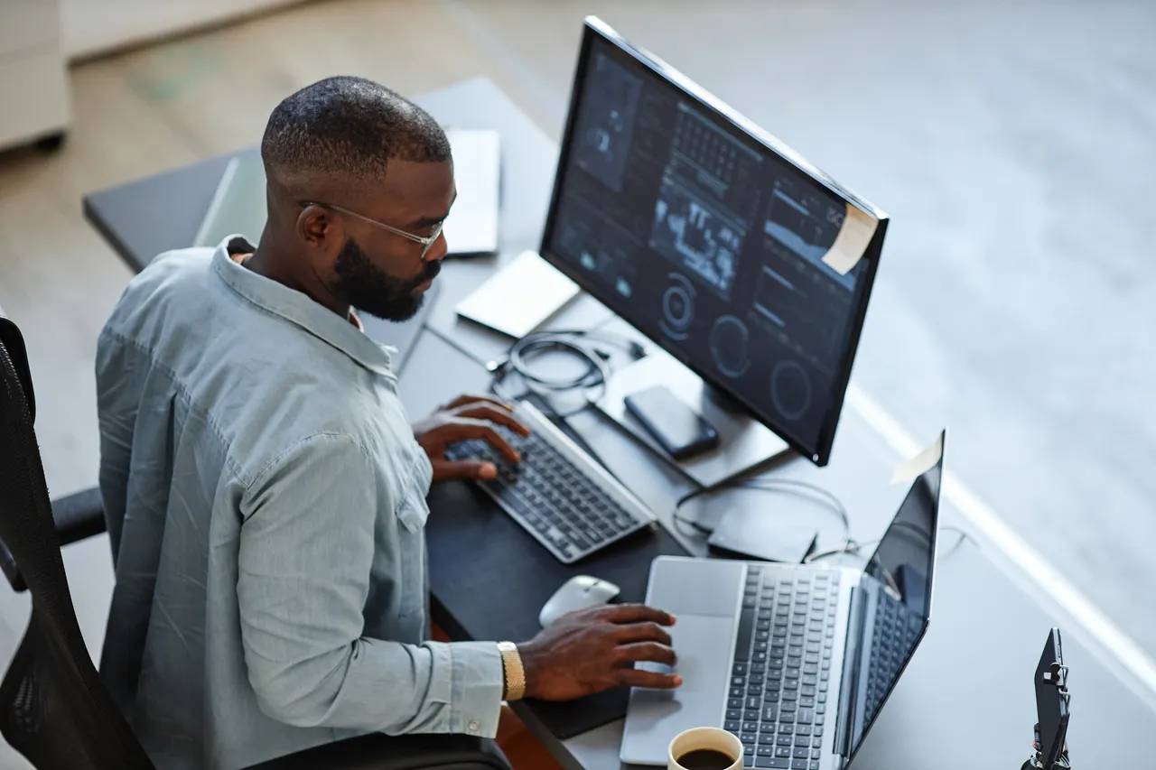 Data_programmer_laptop_GettyImages-1435220822